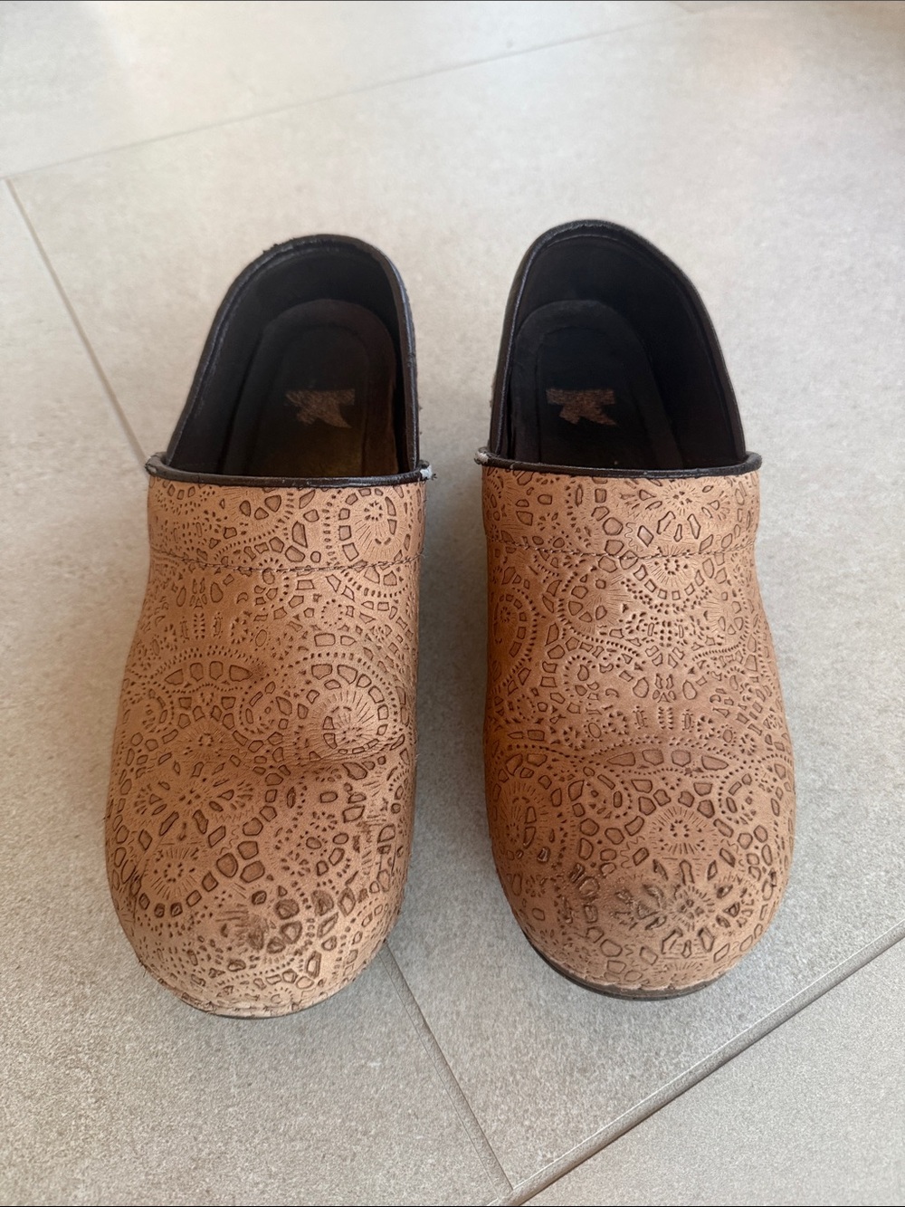 Dansko XP pro leather embossed flowers Tan Slip-On Comfort Clogs 39 like an 8